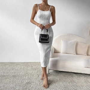 Élégante robe midi blanche dos nu avec texture ondulée et fines bretelles pour femmes