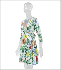 Detailansicht weißes V-Ausschnitt Wickelkleid mit bunten Lilien-Prints und Taillenband