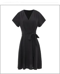 Robe noire à manches courtes, col en V, taille nouée et coupe évasée style bohème