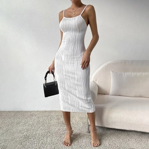 Robe mi-longue moulante blanche dos nu avec texture ondulée verticale et coupe ajustée