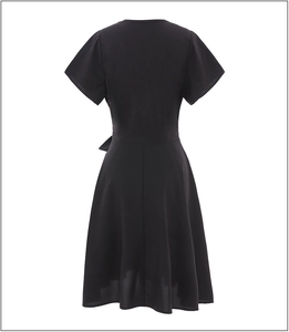 Vue arrière d'une robe noire à col en V avec taille cintrée et coupe trapèze fluide