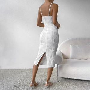 Robe midi blanche dos nu moulante en tissu texturé avec de fines bretelles