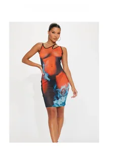 Détail de la robe mini sans manches avec imprimé thermique et motifs de flammes bleues