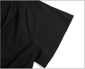 Détail de la manche courte noire tissée montrant les coutures soignées d'une robe d'été