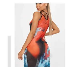 Vue détaillée du dos d'une robe sans manches avec imprimé flamme et bretelles croisées