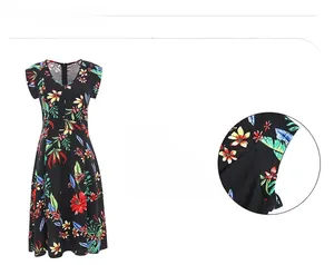 Vue détaillée de l'imprimé floral tropical sur robe noire montrant la finition de la manche