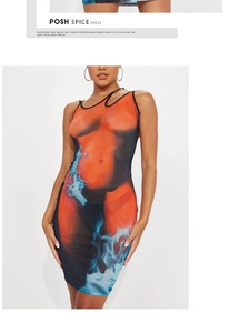 Détail de la robe mini montrant l'imprimé numérique thermique et le col ajouré