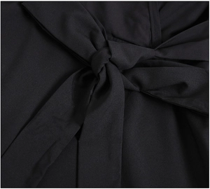 Détail de la taille ajustée avec nœud papillon sur cette robe d'été noire à col en V chic