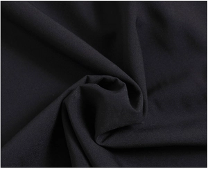 Vue macro détaillée du tissu noir doux avec un drapé fluide et texture pour robe d'été