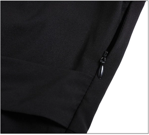 Détail de la fermeture éclair invisible sur le côté d'une robe d'été noire