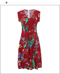 Détail d'une robe rouge à col en V avec imprimés tropicaux et fermeture éclair au dos