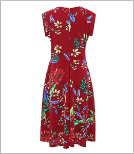 Vue détaillée du dos de la robe trapèze à imprimé floral rouge avec fermeture éclair cachée