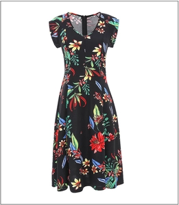 Détail du col en V et de l'imprimé floral tropical vibrant sur la robe midi ajustée