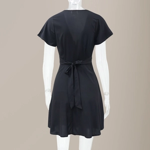 Vue arrière d'une robe noire à manches courtes, col en V, avec ceinture et coupe en A