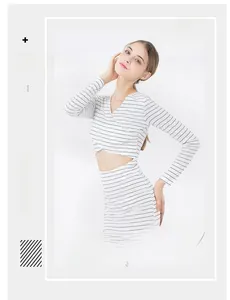Détail du décolleté en V et de la découpe à la taille sur la robe mini à rayures