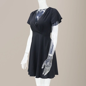 Robe noire pour femme avec col en V, manches courtes, taille nouée et coupe en A