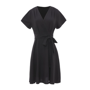 Robe portefeuille noire classique à col en V avec manches courtes et ceinture pour l'été