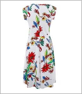Détail de l'imprimé floral et de la taille au dos de cette robe d'été légère et fleurie