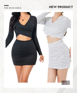 Détails d'une mini robe à manches longues, col en V, découpes latérales et rayures