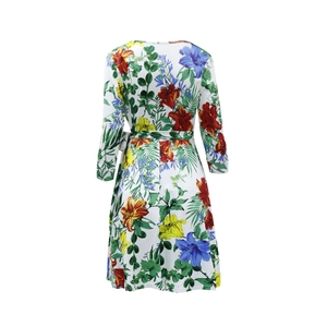 Rückansicht weißes V-Ausschnitt Wickelkleid mit buntem Blumendruck und Bindegürtel