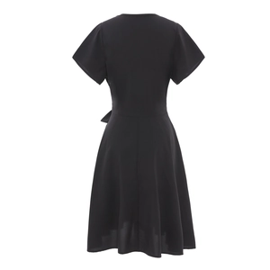 Robe chic noire à manches courtes, col en V, coupe trapèze avec lien à la taille et tissu léger