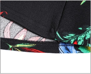 Vue macro détaillée du tissu à imprimé fleuri avec couture de qualité sur la robe col en V