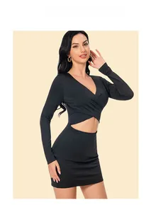 Détails de la robe rayée à manches longues avec col en V et découpes à la taille