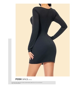 Vue arrière d'une mini robe noire moulante à manches longues avec décolleté en V rayé