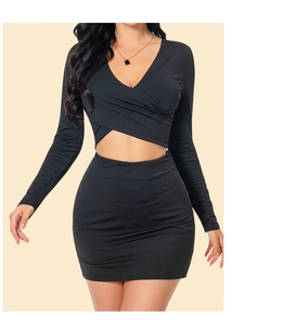 Détail du décolleté en V plongeant et des découpes à la taille sur cette robe noire ajustée