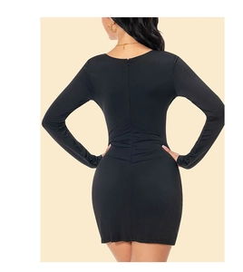 Détail d'une robe moulante noire à rayures avec fronces au dos et fermeture invisible