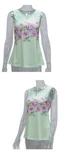 Détail du col zippé et de l'imprimé rose sur un débardeur sans manches vert menthe