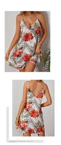Dettaglio dell'abito floreale bianco con profondo scollo a V e stampe tropicali