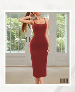 Vue détaillée de la robe midi rouge moulante montrant le tissu élastique et la coupe ajustée