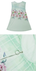 Détail de la fermeture éclair argentée et imprimé fleuri sur t-shirt sans manches vert