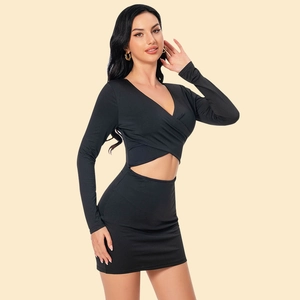 Robe courte noire ajustée à col en V avec découpes et manches longues pour femme