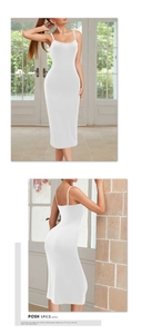 Détail avant et arrière de la robe midi moulante blanche avec fines bretelles spaghetti