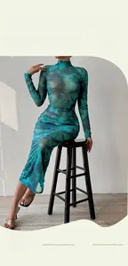 Détail de la robe moulante sexy en tulle à imprimé vert numérique avec manches longues
