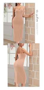 Détail de la robe midi moulante abricot avec de fines bretelles et une coupe ajustée slim