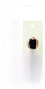 Dettaglio del crop top nero a costine con coulisse laterale e vestibilità senza maniche