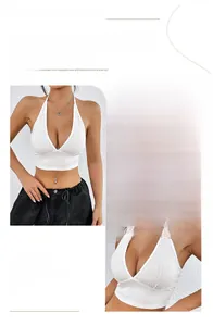 Dettaglio ravvicinato di crop top bianco con scollo a V e schiena scoperta con texture a costine