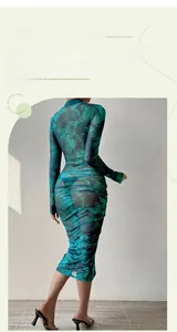 Détail de la robe en mesh froncé avec imprimé floral numérique et texture extensible