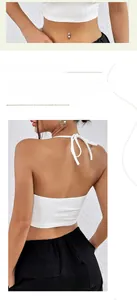 Dettaglio del crop top bianco con scollo a V, schiena scoperta e trama in maglia a coste