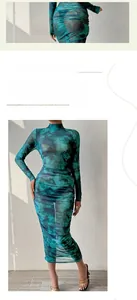 Gros plan détaillé sur une robe en maille élastique avec imprimé marbré et texture froncée