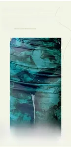 Détail de la robe en tulle imprimé bleu montrant la texture froncée et le tissu aéré