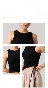 Dettaglio del top a coste nero da donna con coulisse laterale e design con arricciature
