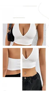 Dettaglio ravvicinato del crop top bianco a lupetto con trama a costine e bordi ondulati