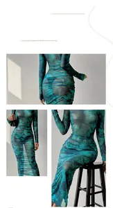 Vue détaillée d'une robe en tulle à imprimé numérique avec fronces et motifs abstraits bleus