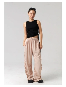 Dettaglio canotta nera con coulisse da donna e pantaloni rosa con design arricciato