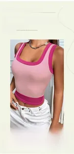 Gros plan sur le tissu côtelé extensible du débardeur contrasté rose et violet pour femme