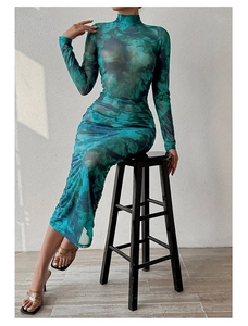 Détail d'une robe en tulle à col montant avec imprimé marbre bleu-vert et coupe moulante